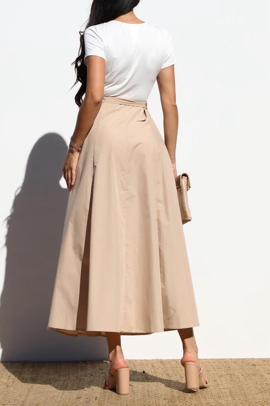 Traje blanco y crema con correa