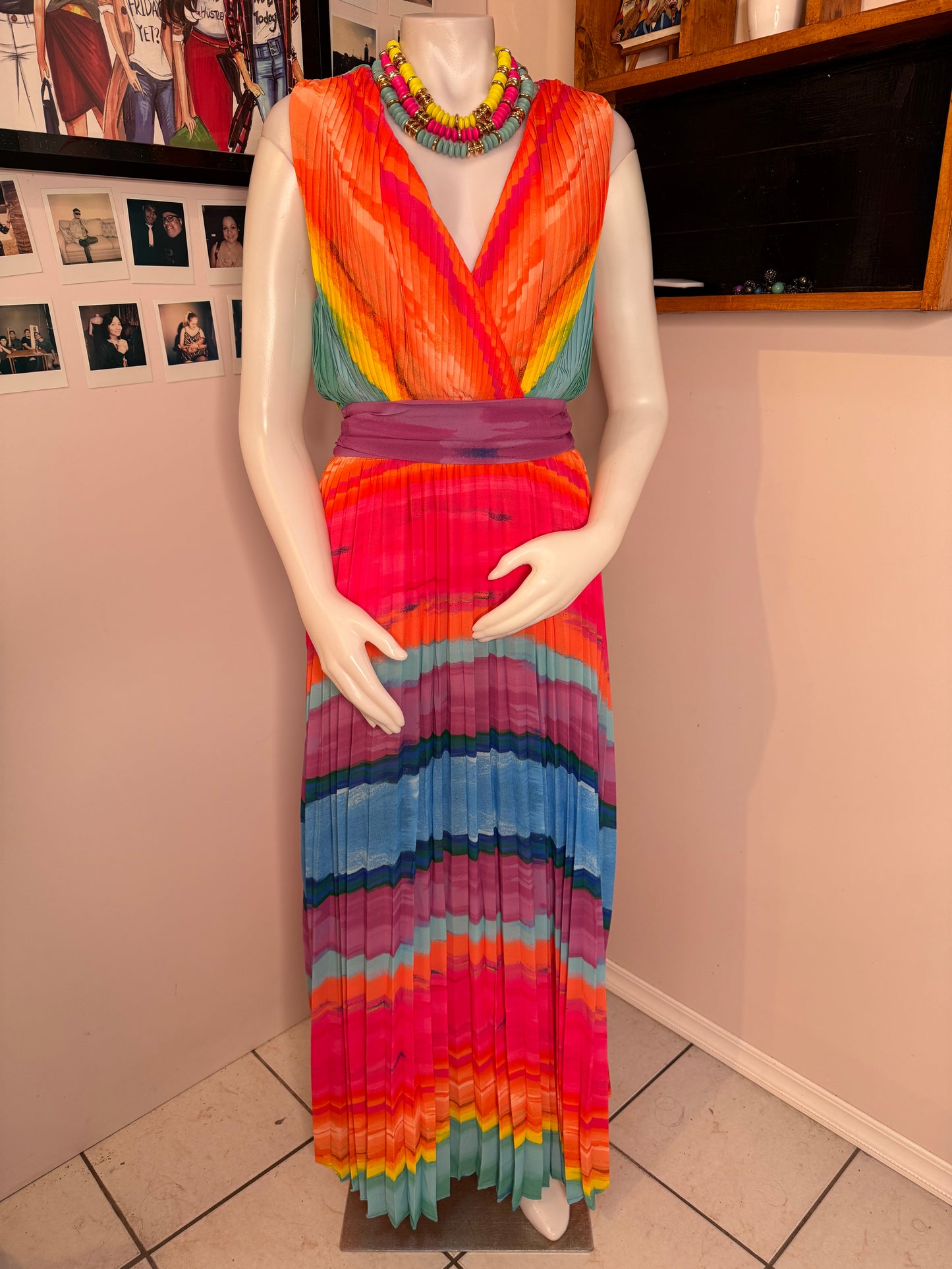 Traje corte v multicolor y falda plisada