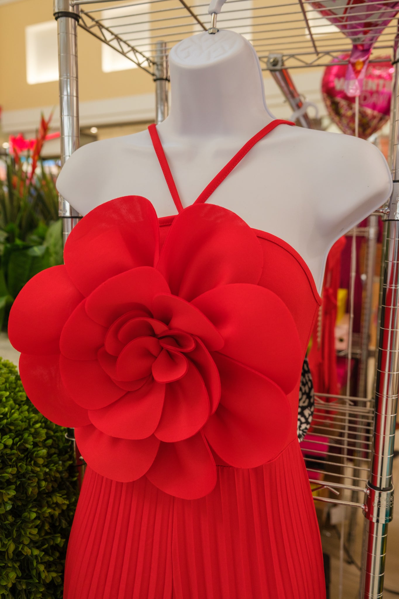 Jumpsuit rojo con flor grande en la parte superior