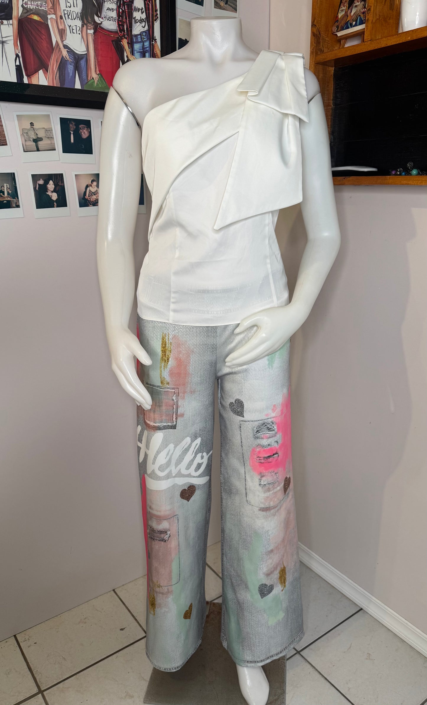 Pantalón “wide leg” con diseños de pintura y escrito