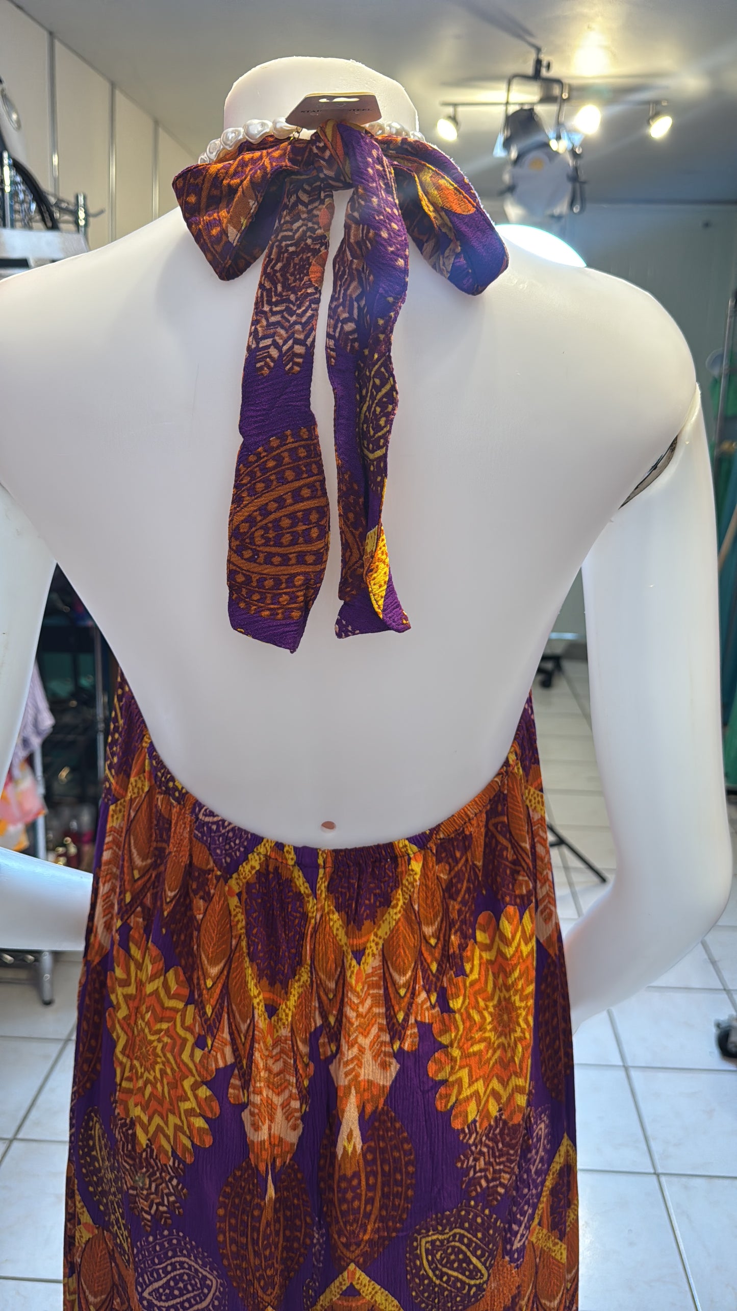 Hermoso traje tipo “halter”con cuello alto y espalda expuesta