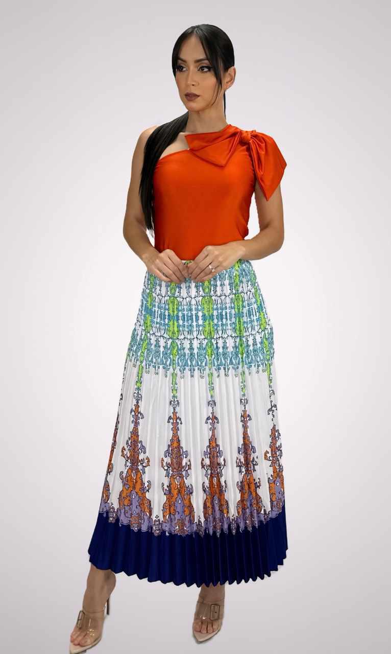 Falda plisada con elástico en cintura, blanca con diseños azules y anaranjados