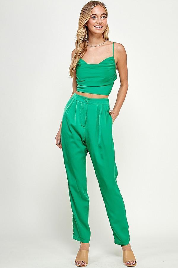 Set verde satinado de crop top y pantalón de vestir