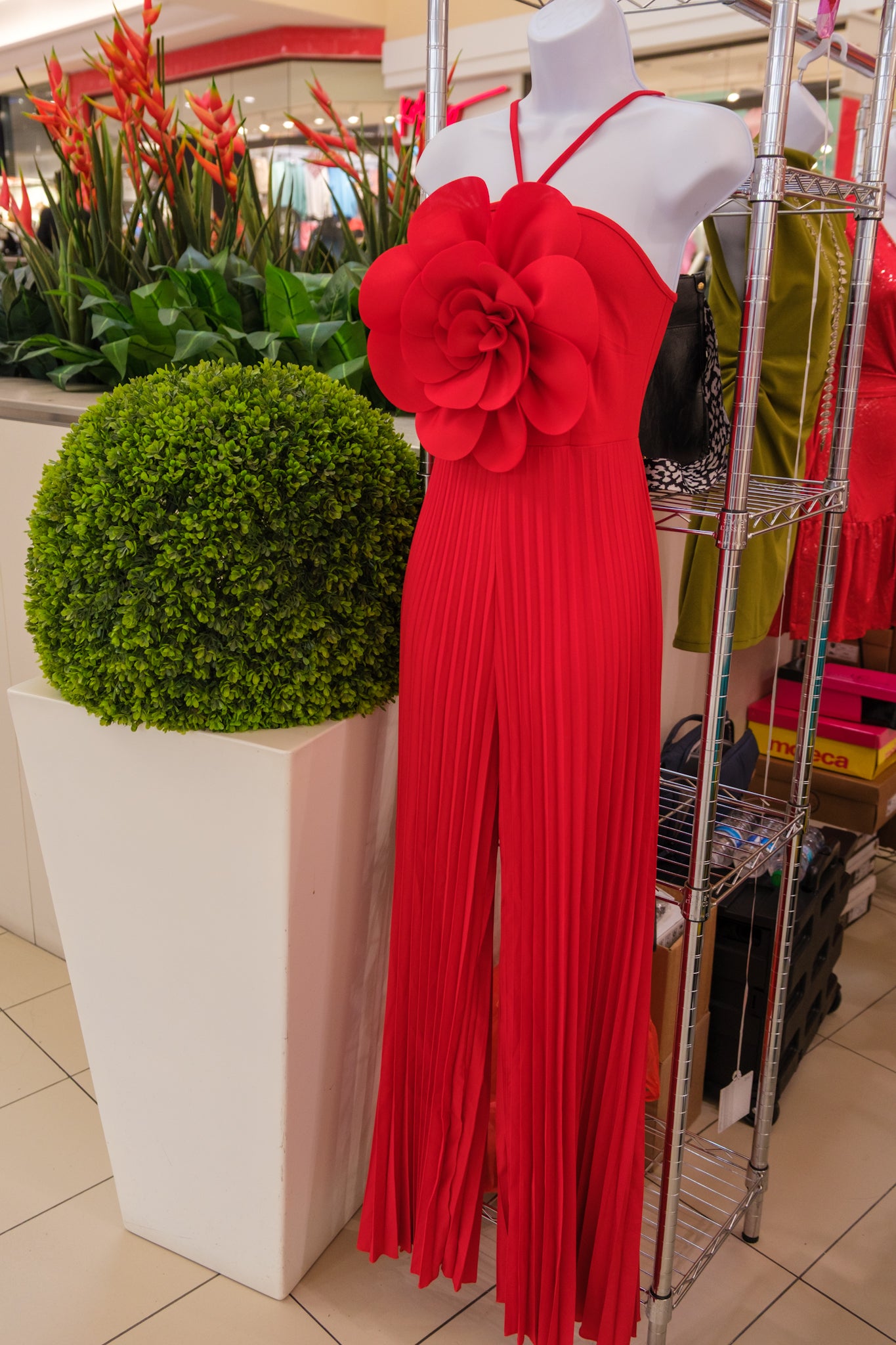 Jumpsuit rojo con flor grande en la parte superior