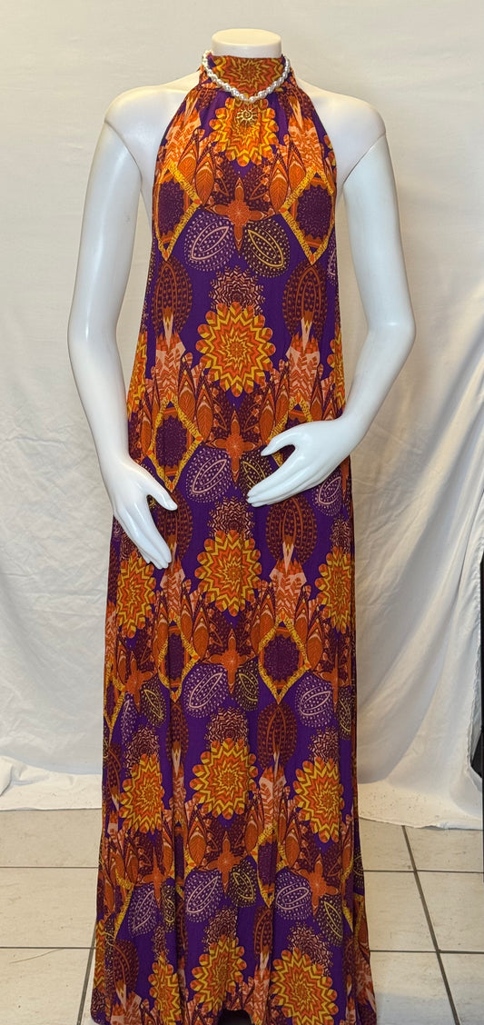 Hermoso traje tipo “halter”con cuello alto y espalda expuesta
