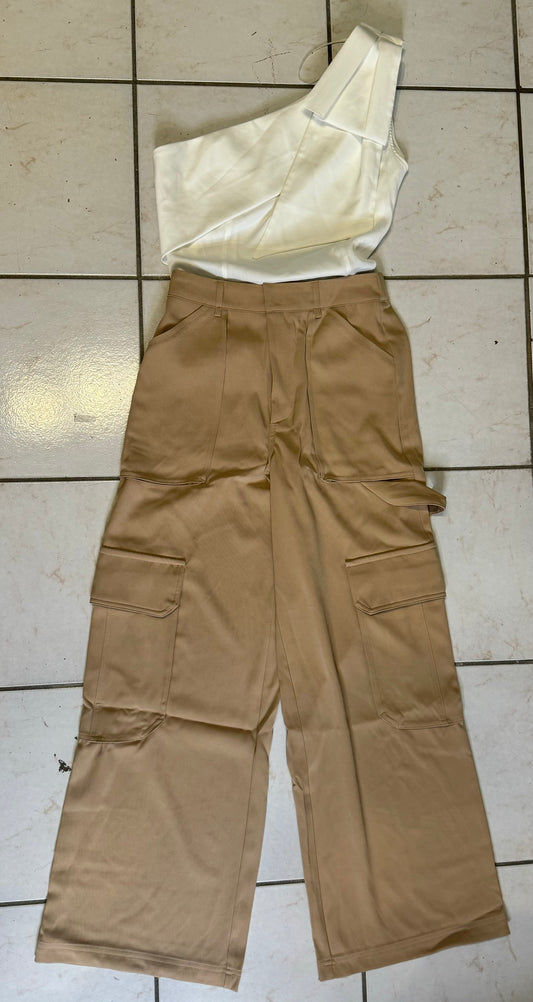 Pantalón crema tipo cargo “wide leg”