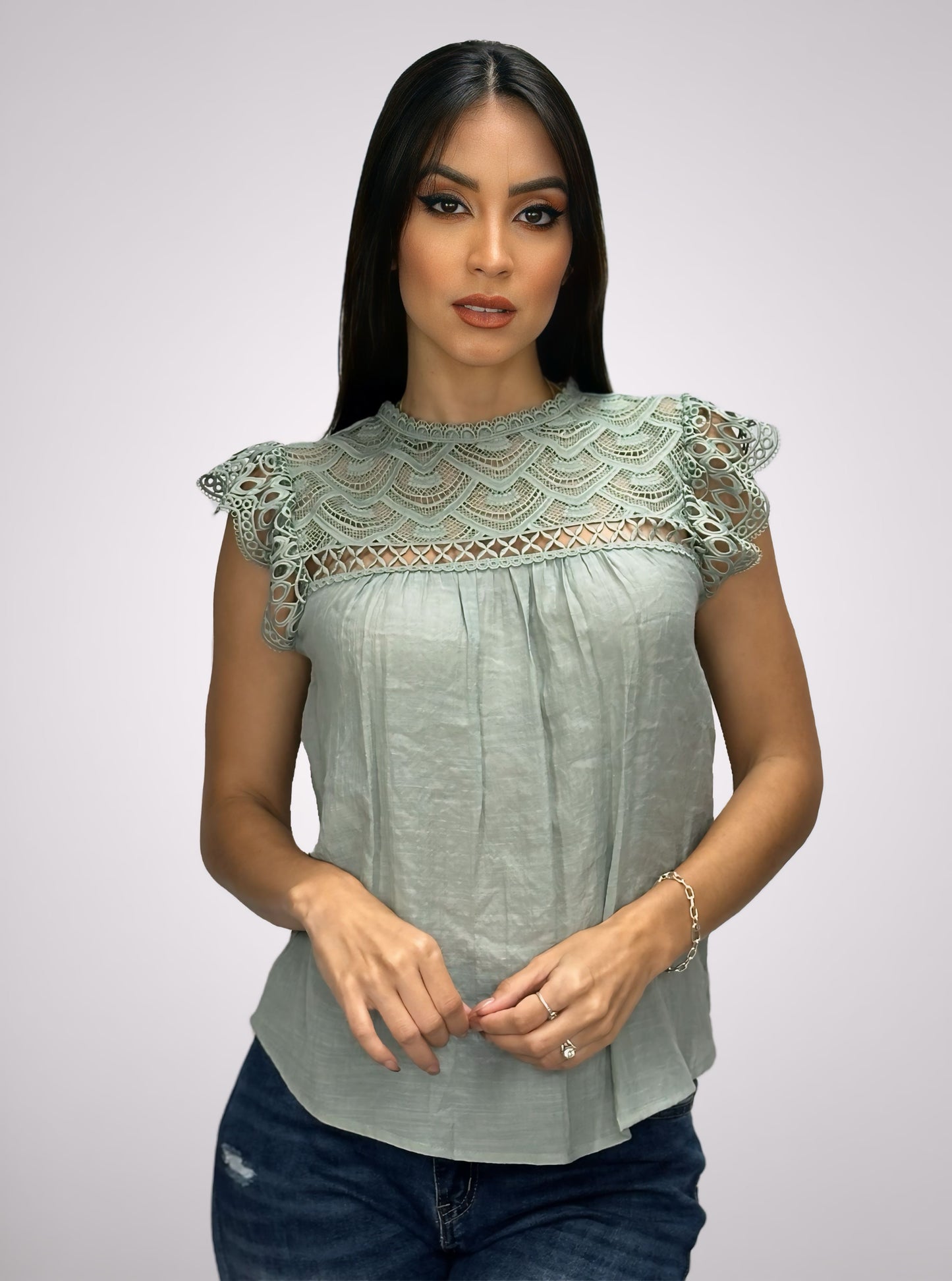 Blusa verde menta con encaje en la parte superior