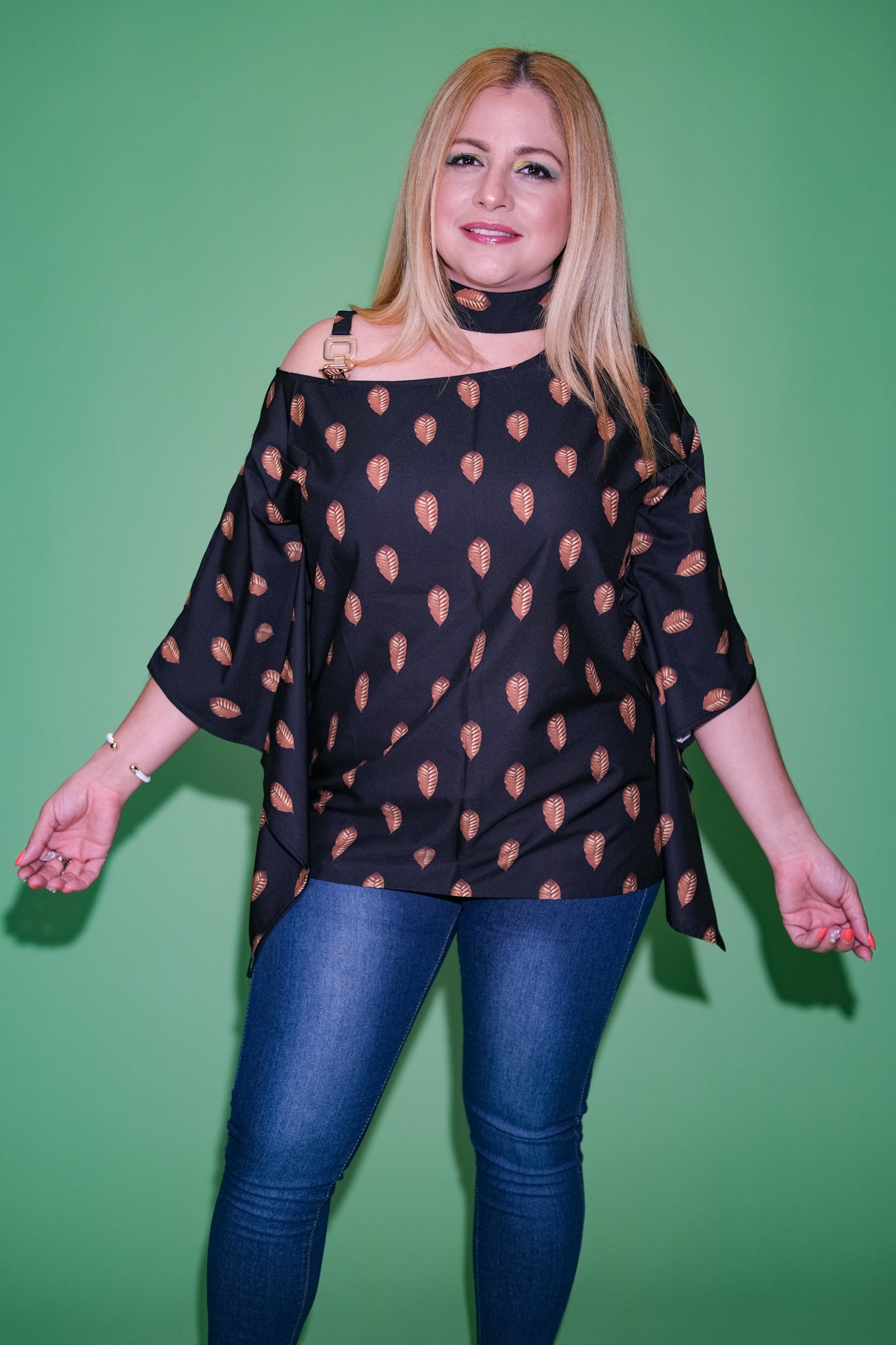 Blusa Negra con Print de Hojas