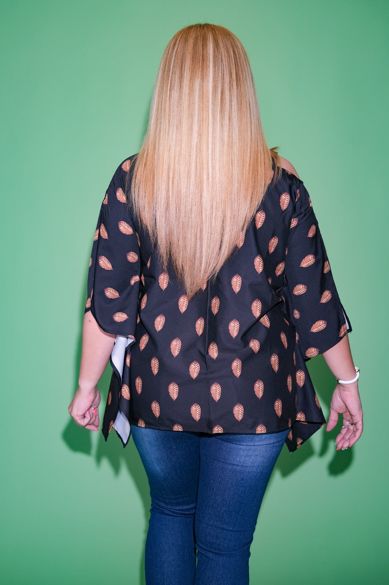 Blusa Negra con Print de Hojas