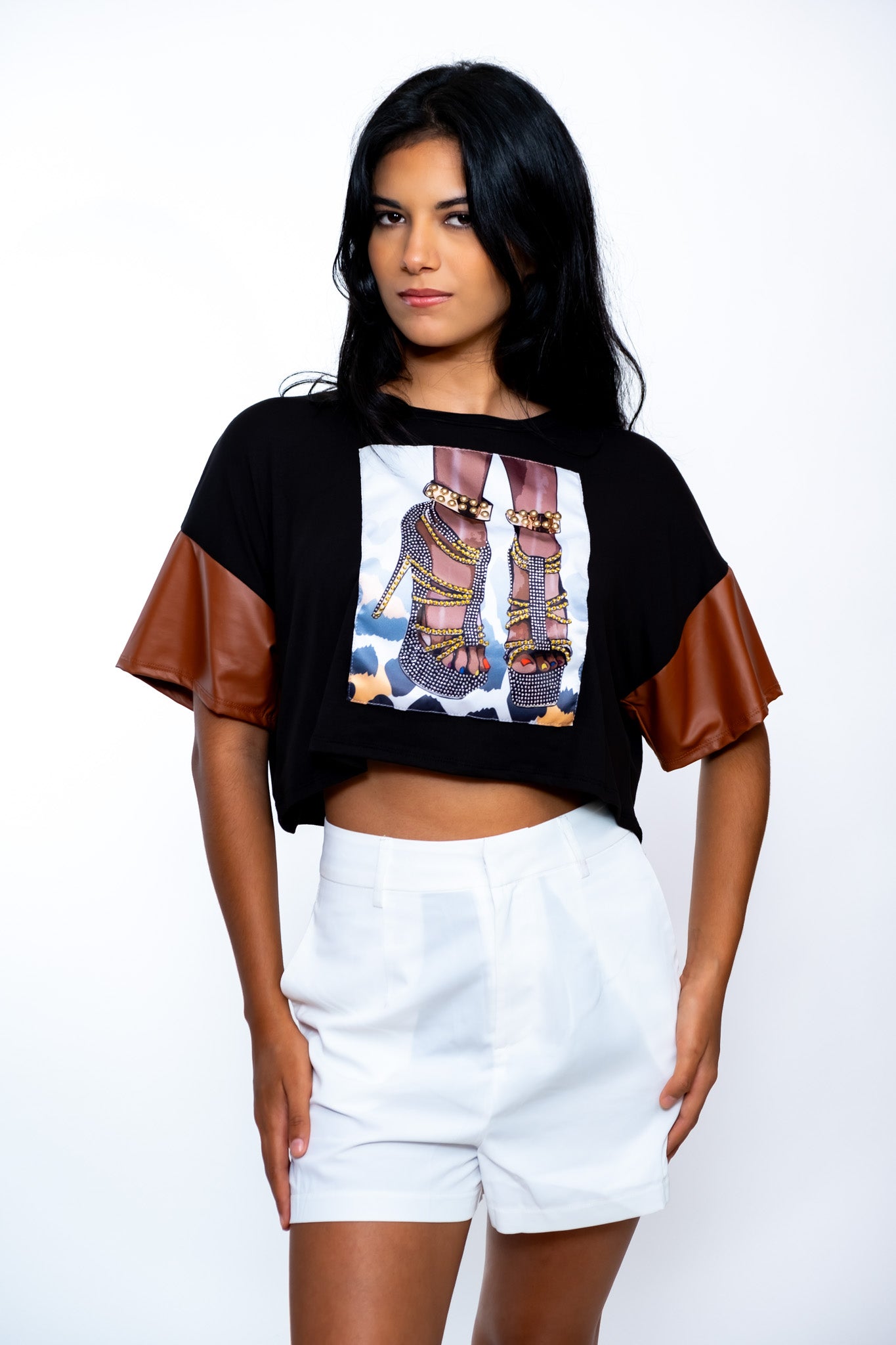 Blusa corta negra con mangas marrones